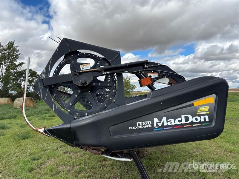 MacDon FD70 Combine harvester heads
