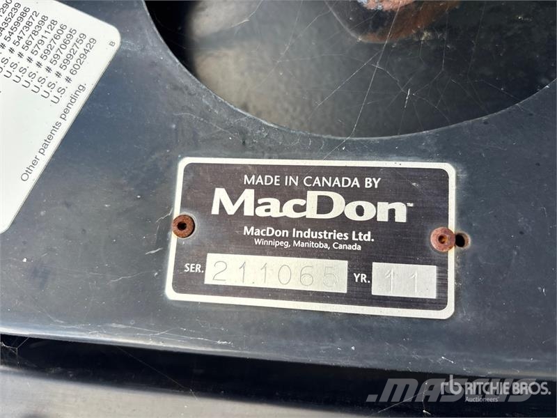 MacDon FD70 Combine harvester heads