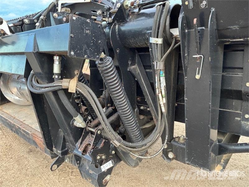 MacDon FD70 Combine harvester heads