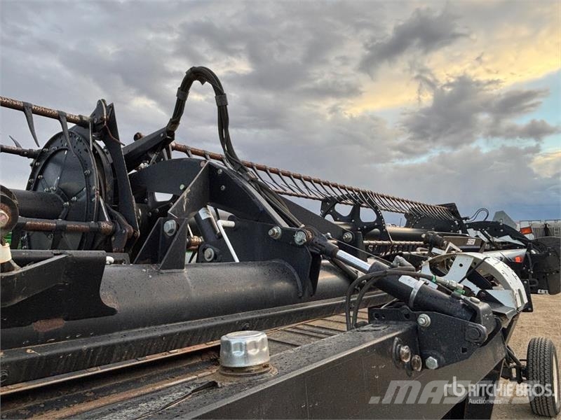 MacDon FD70 Combine harvester heads