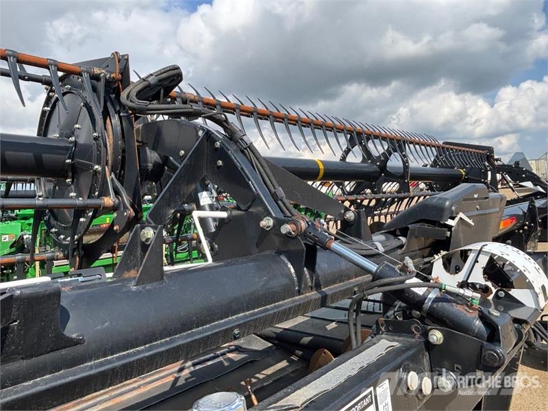 MacDon FD70 Derliaus nuėmimo kombainų galvos