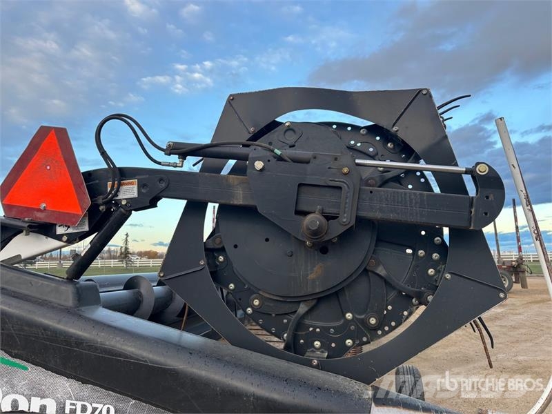MacDon FD70 Combine harvester heads