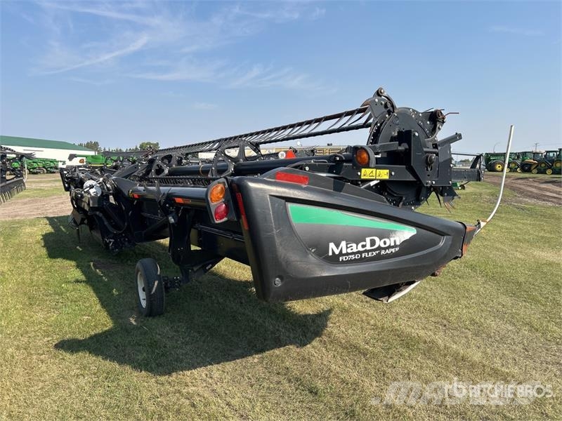 MacDon FD75 Combine harvester heads