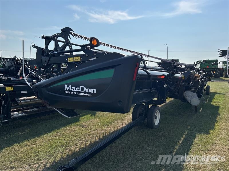 MacDon FD75 Combine harvester heads