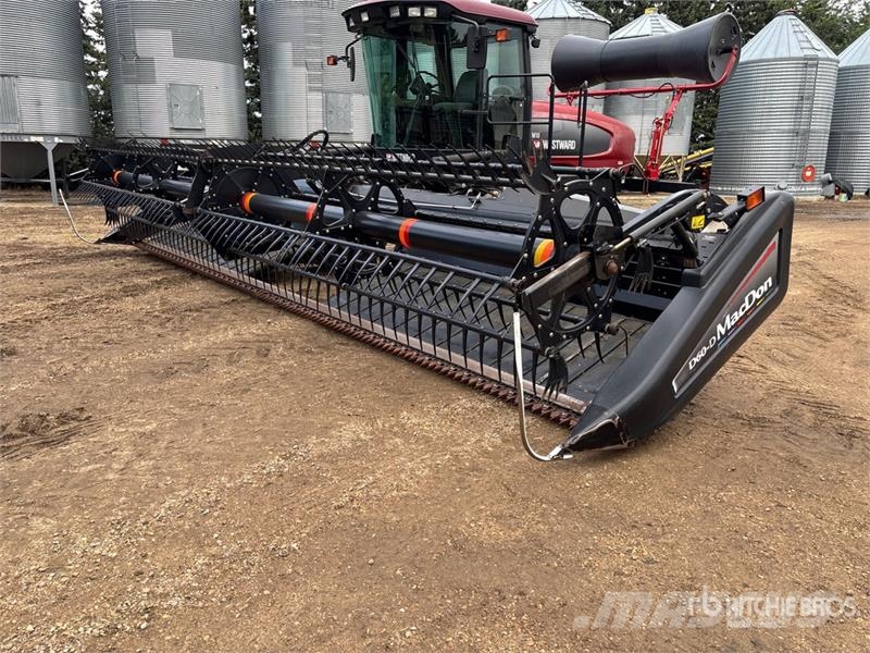 MacDon M100 35 ft Swather Windrower Andaineur