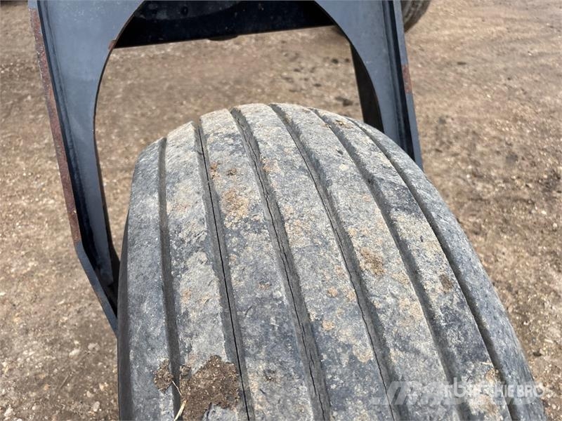 MacDon M100 35 ft Swather Windrower Andaineur