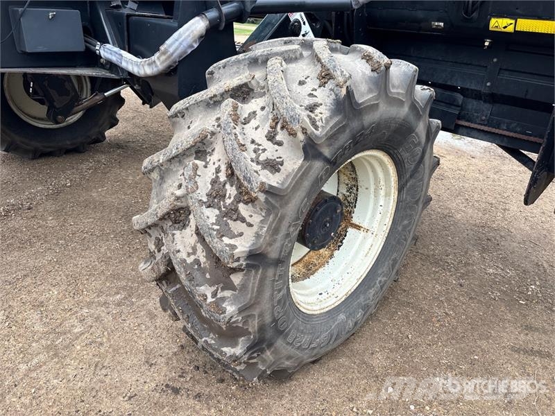 MacDon M100 35 ft Swather Windrower Andaineur