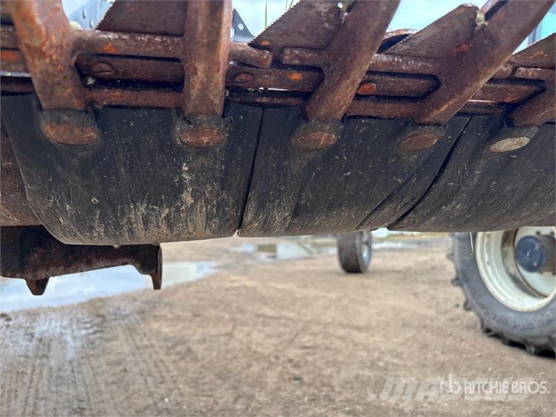 MacDon M100 35 ft Swather Windrower Andaineur