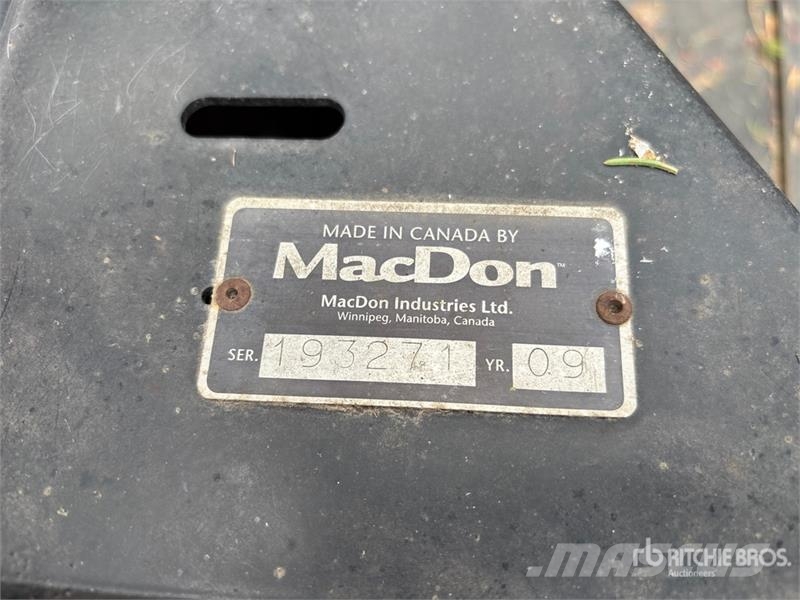 MacDon M100 35 ft Swather Windrower Andaineur