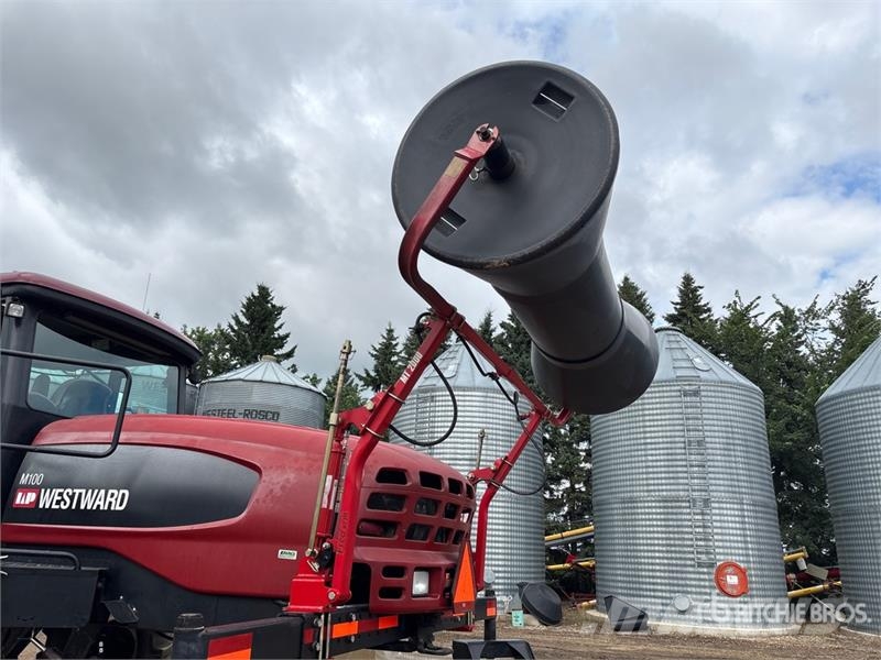MacDon M100 35 ft Swather Windrower Andaineur
