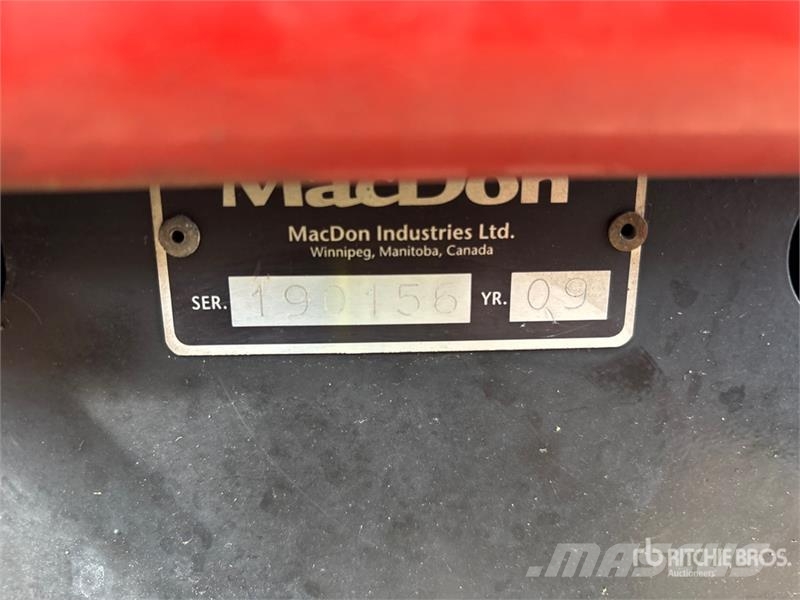 MacDon M100 35 ft Swather Windrower Andaineur