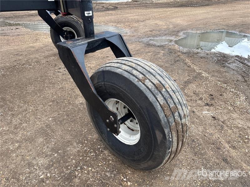 MacDon M100 35 ft Swather Windrower Andaineur