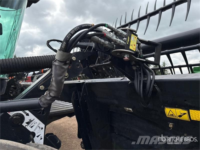 MacDon M100 35 ft Swather Windrower Andaineur