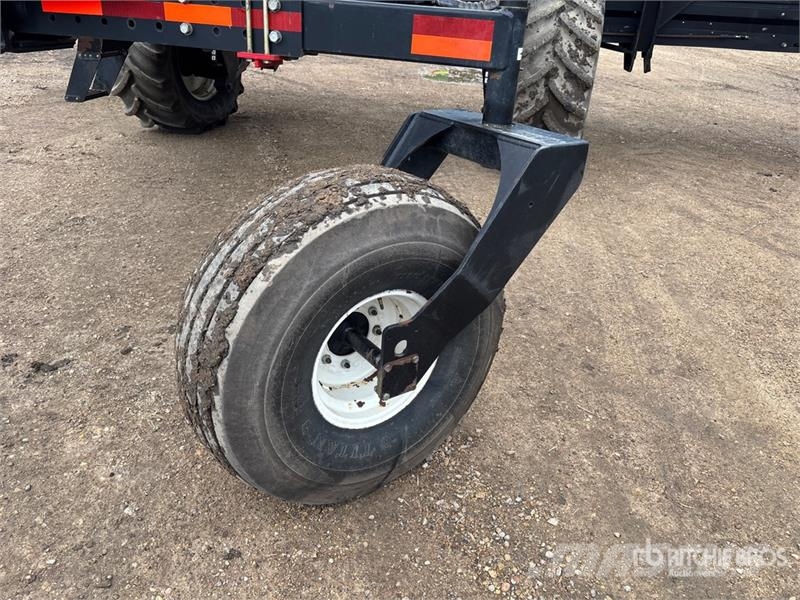 MacDon M100 35 ft Swather Windrower Andaineur