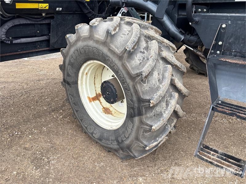MacDon M100 35 ft Swather Windrower Andaineur