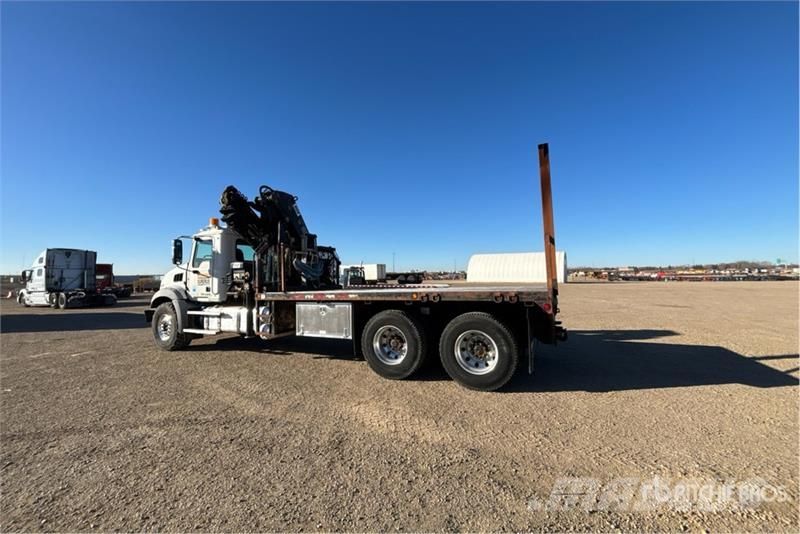 Mack 322-EP-5 Hipro 10000 kg Knuckle Boom on Mack GU813 Автокрани