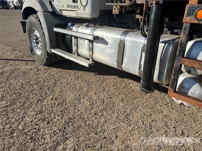 Mack 322-EP-5 Hipro 10000 kg Knuckle Boom on Mack GU813 Автокрани