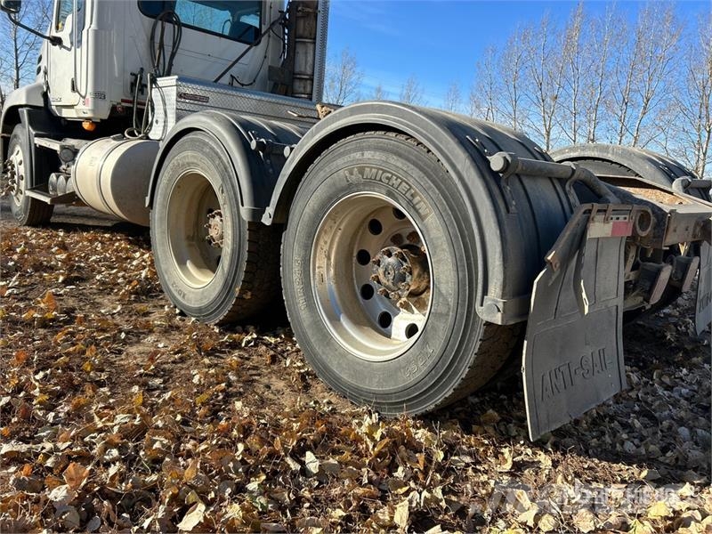 Mack 6x4 T/A Day Cab Truck Tractor Vlačilci