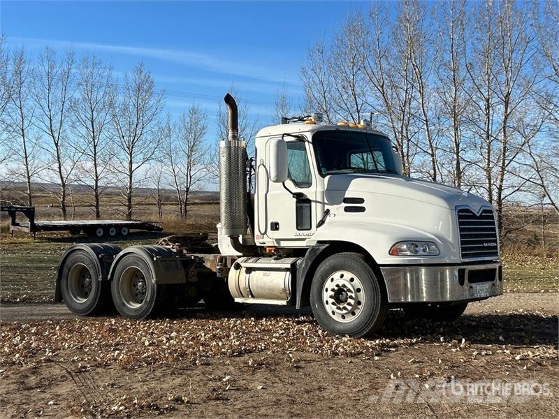 Mack 6x4 T/A Day Cab Truck Tractor Vlačilci