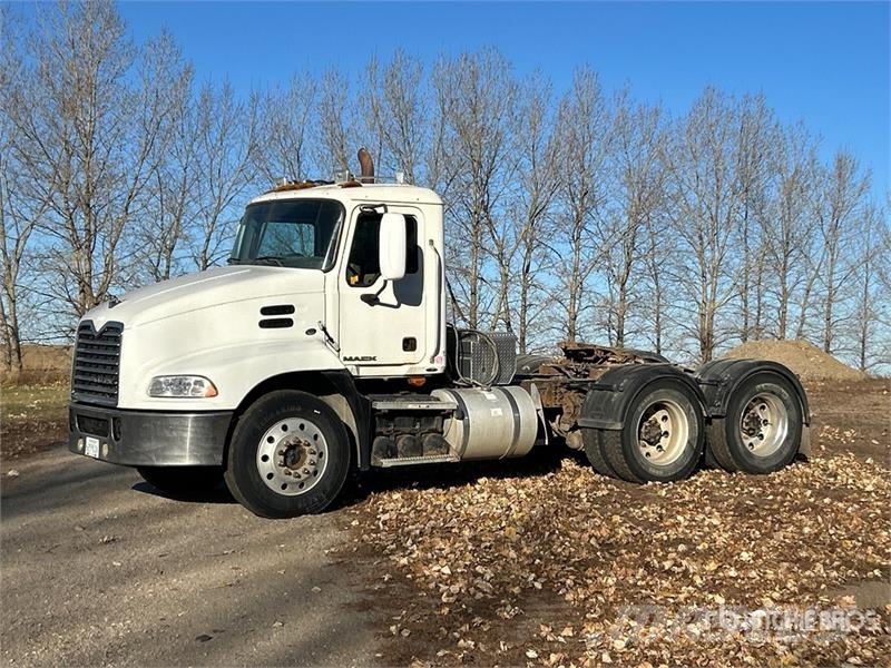 Mack 6x4 T/A Day Cab Truck Tractor Vlačilci