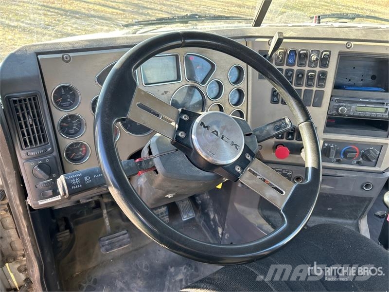 Mack 6x4 T/A Day Cab Truck Tractor Vlačilci