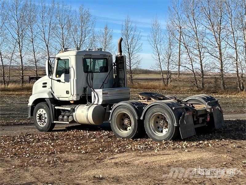 Mack 6x4 T/A Day Cab Truck Tractor Vlačilci