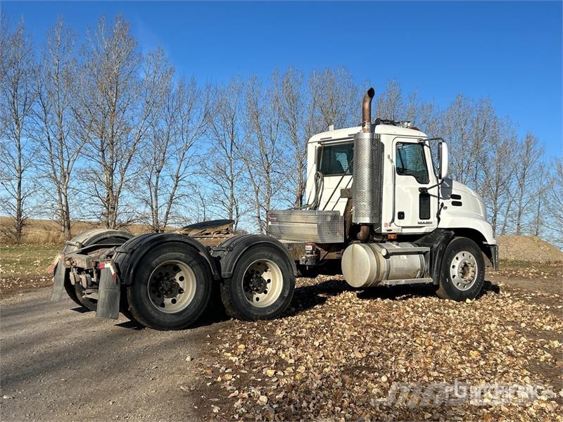 Mack 6x4 T/A Day Cab Truck Tractor Vlačilci