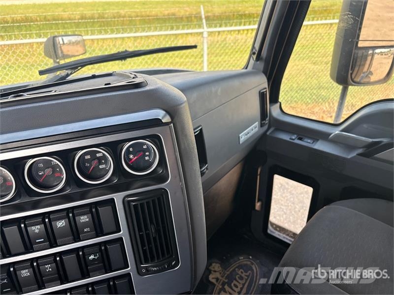 Mack 6x4 T/A Sleeper Truck Tractor Naudoti vilkikai