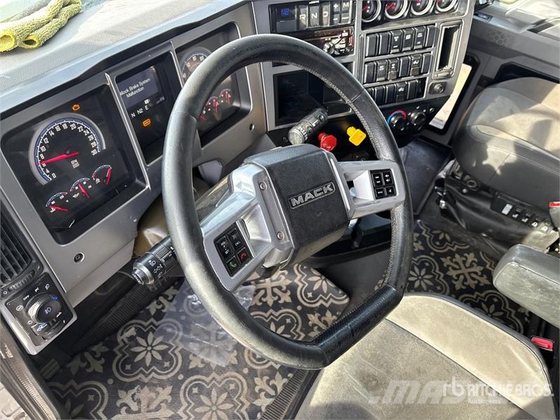 Mack AN64T 6x4 T/A Sleeper Truck Tractor Tegljači