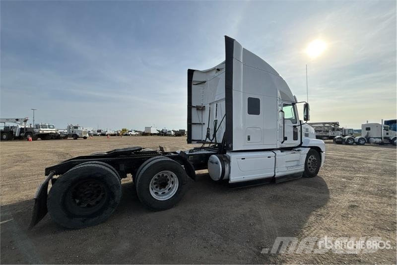 Mack AN64T 6x4 T/A Sleeper Truck Tractor Tegljači