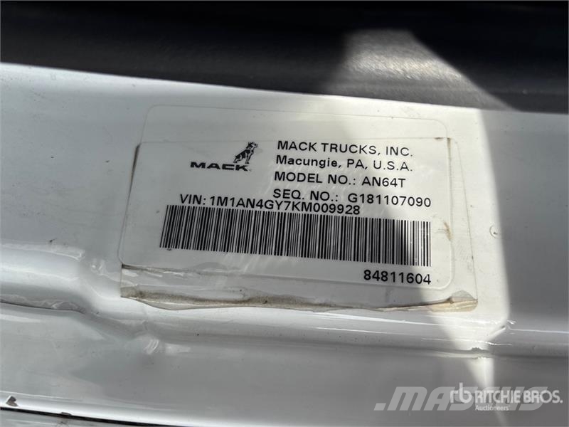 Mack AN64T 6x4 T/A Sleeper Truck Tractor Tegljači