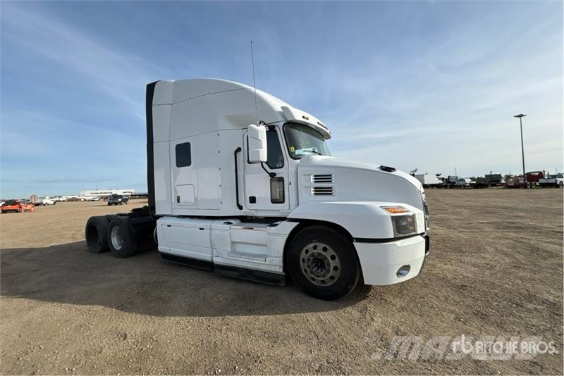 Mack AN64T 6x4 T/A Sleeper Truck Tractor Tegljači