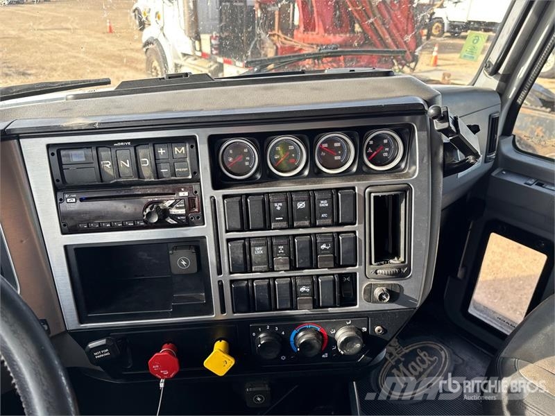 Mack AN64T 6x4 T/A Sleeper Truck Tractor Tegljači