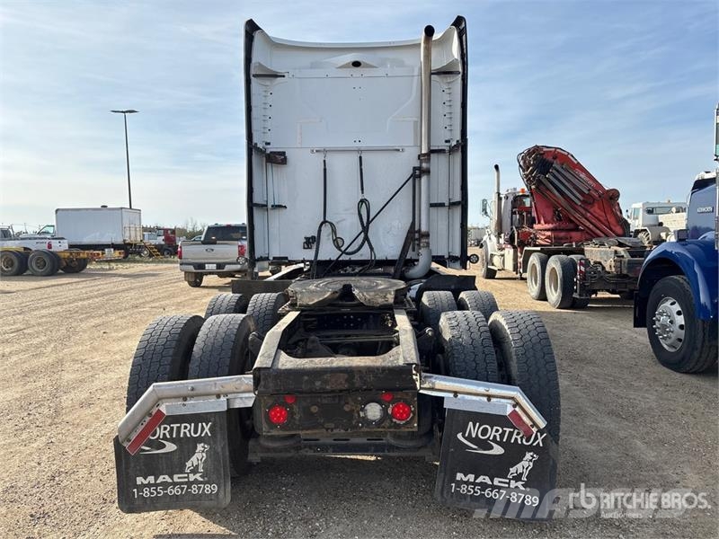 Mack AN64T 6x4 T/A Sleeper Truck Tractor Tegljači