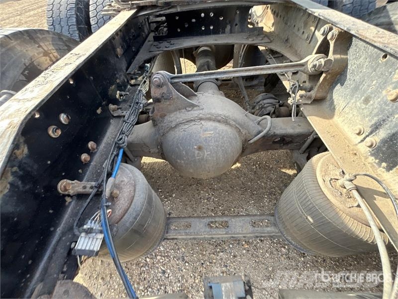 Mack AN64T 6x4 T/A Sleeper Truck Tractor Tegljači