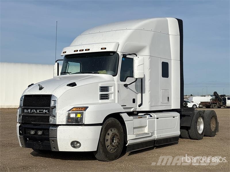 Mack AN64T 6x4 T/A Sleeper Truck Tractor Tegljači