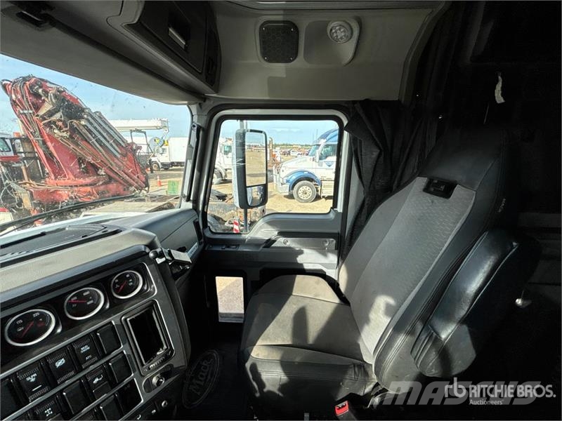 Mack AN64T 6x4 T/A Sleeper Truck Tractor Tegljači