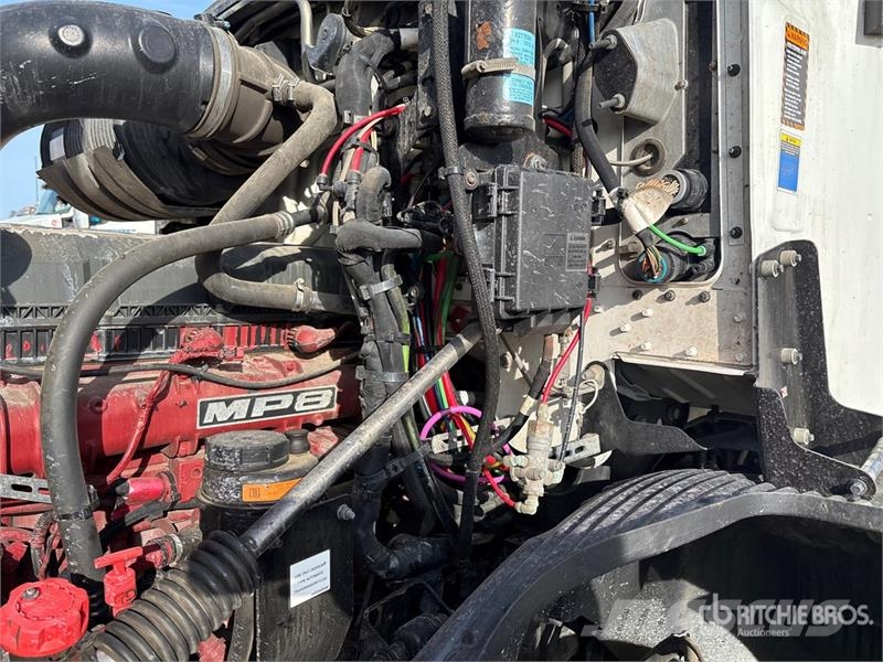 Mack AN64T 6x4 T/A Sleeper Truck Tractor Tegljači