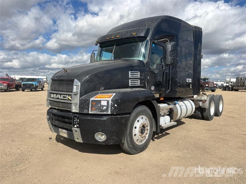 Mack AN64T Anthem 6x4 T/A Sleeper Truck Tractor Motrici e Trattori Stradali