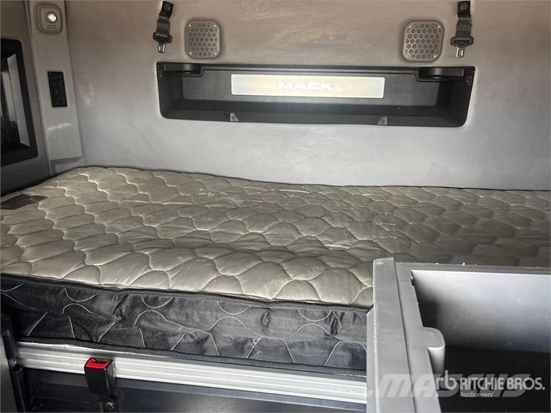 Mack AN64T Anthem 6x4 T/A Sleeper Truck Tractor Motrici e Trattori Stradali