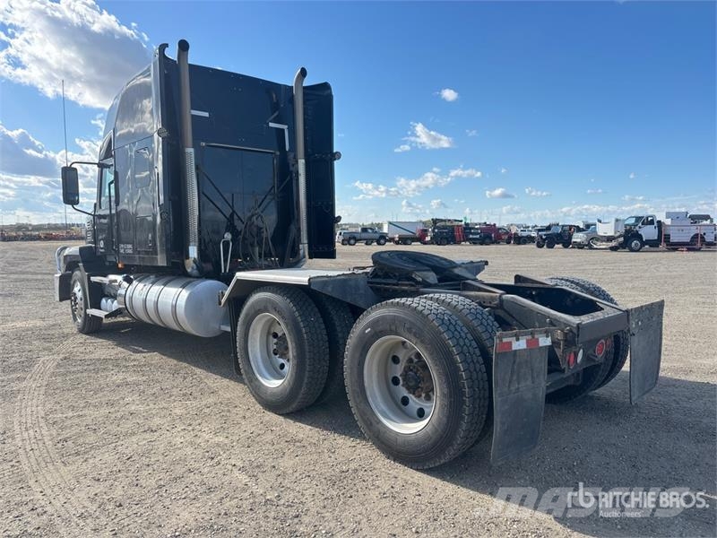 Mack AN64T Anthem 6x4 T/A Sleeper Truck Tractor Tracteur routier