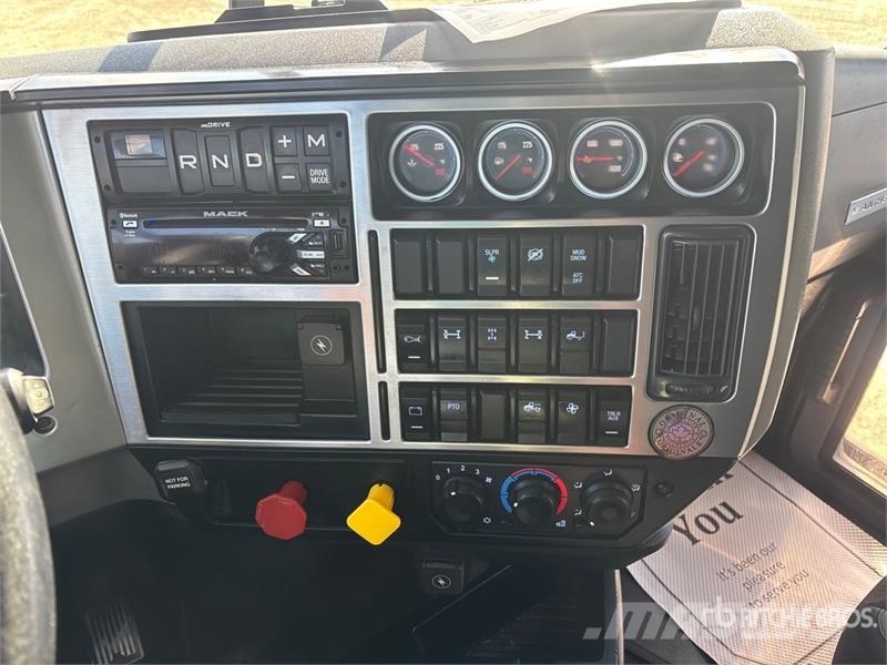 Mack AN64T Anthem 6x4 T/A Sleeper Truck Tractor Tracteur routier