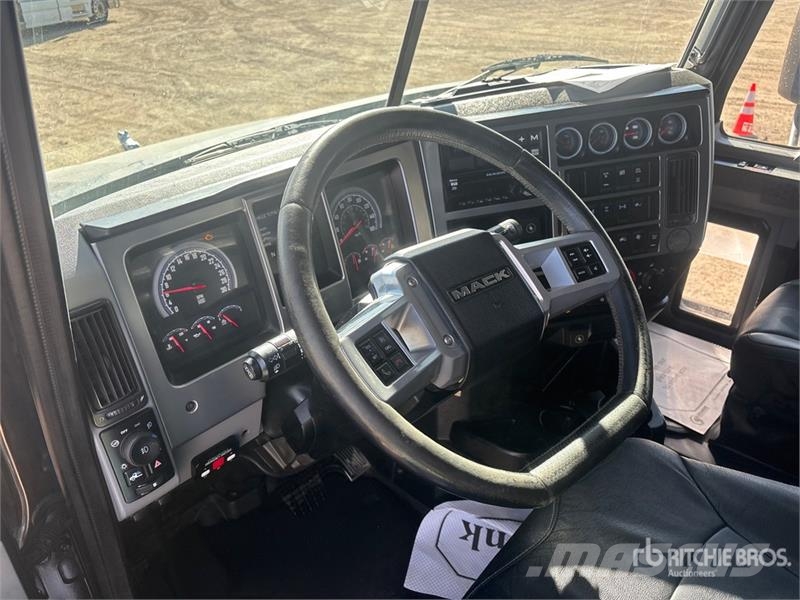 Mack AN64T Anthem 6x4 T/A Sleeper Truck Tractor Tracteur routier