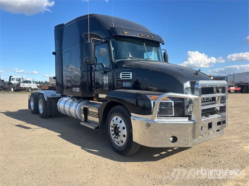 Mack AN64T Anthem 6x4 T/A Sleeper Truck Tractor Tracteur routier