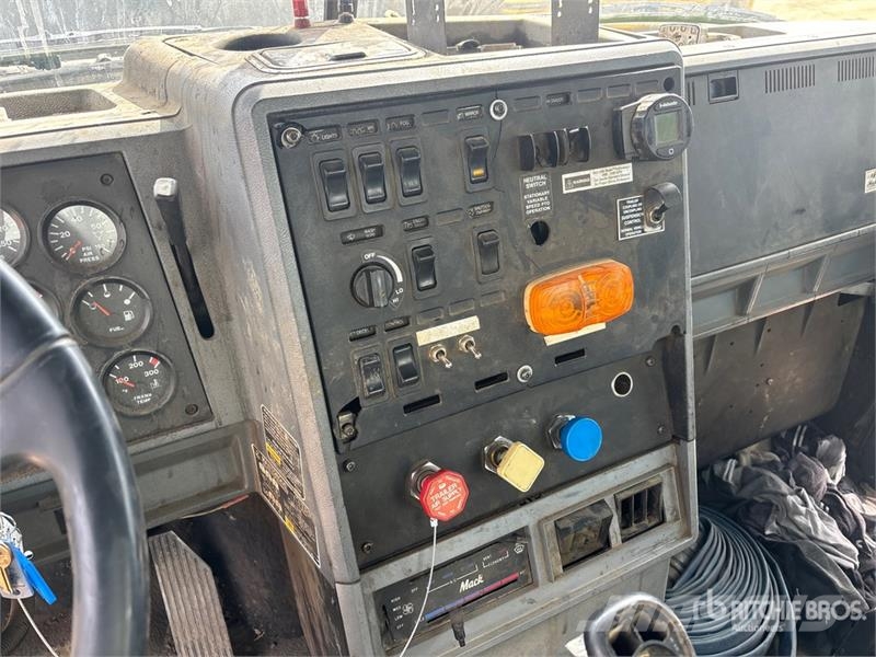 Mack CH613 탱커 트럭