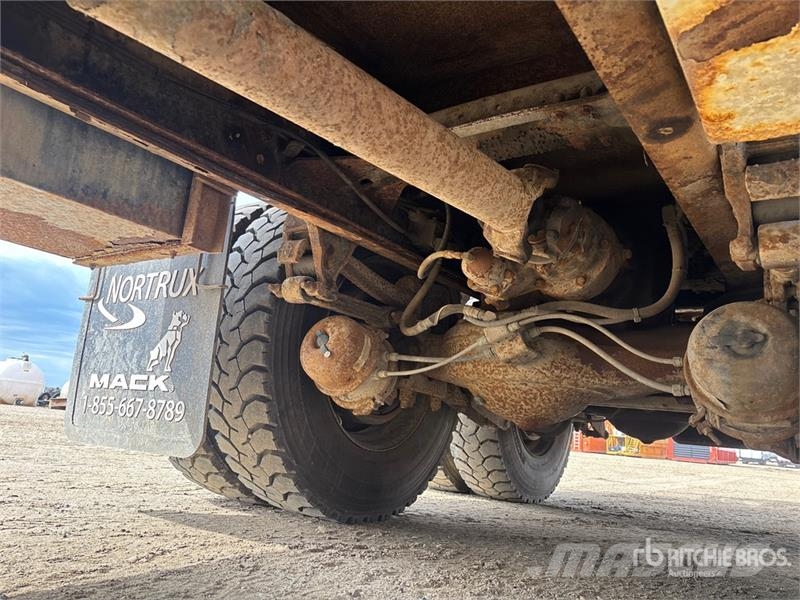 Mack CH613 탱커 트럭