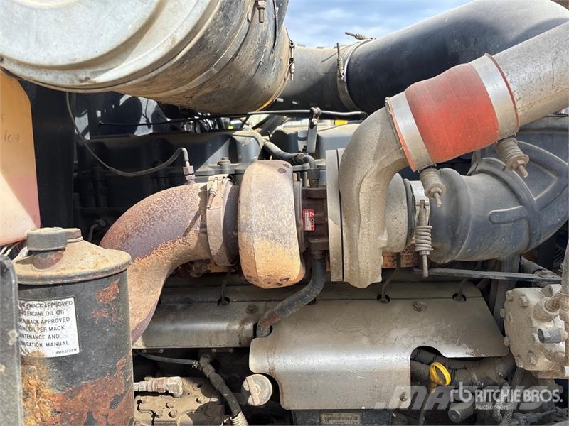 Mack CH613 탱커 트럭