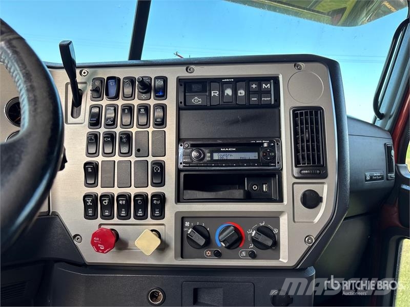 Mack CHU613 Autotractoare
