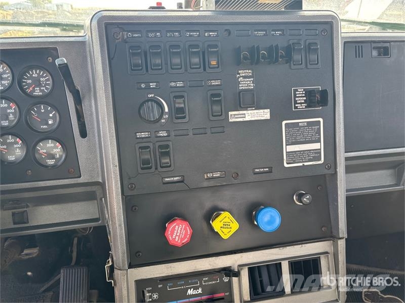 Mack CL613 Autotractoare