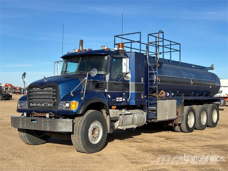 Mack CV713 Wassertanker